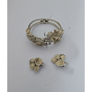 Lot of Vtg Silver Tone Floral Hinged Clamper Bracelet & Clip-On Earrings Jewelry